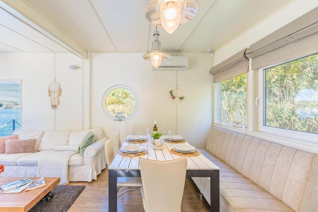 Ocarujuci Houseboat Na Dunaji Bratislava Esterno foto