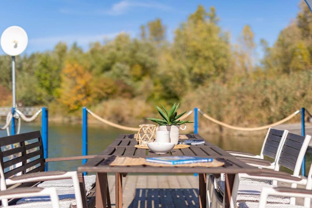 Ocarujuci Houseboat Na Dunaji Bratislava Esterno foto