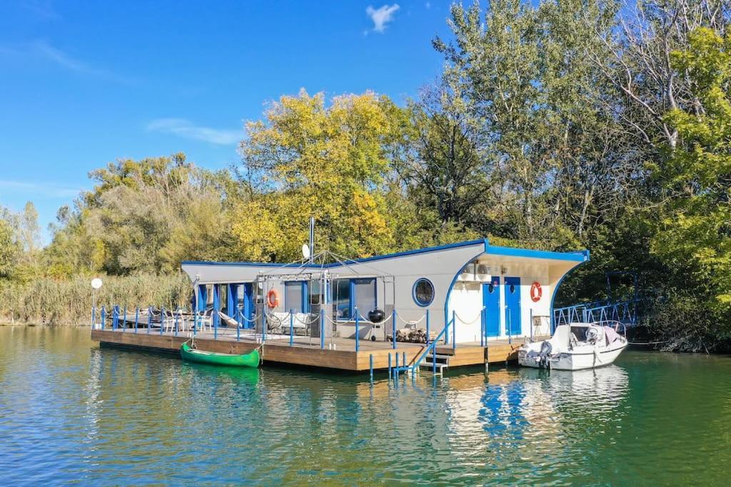Ocarujuci Houseboat Na Dunaji Bratislava Esterno foto