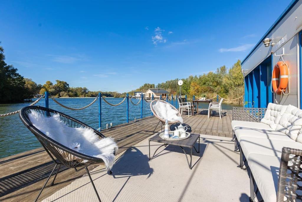 Ocarujuci Houseboat Na Dunaji Bratislava Esterno foto