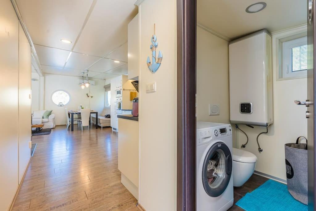 Ocarujuci Houseboat Na Dunaji Bratislava Esterno foto