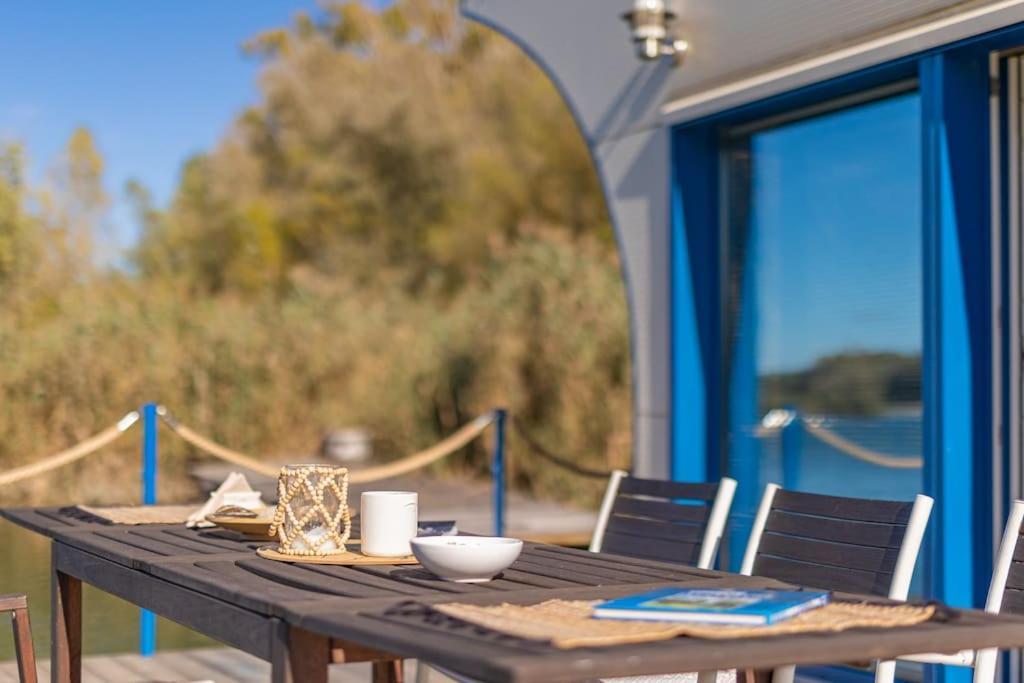Ocarujuci Houseboat Na Dunaji Bratislava Esterno foto