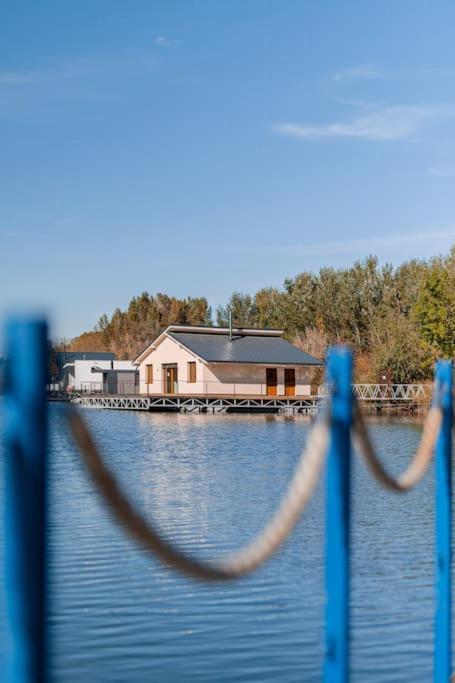 Ocarujuci Houseboat Na Dunaji Bratislava Esterno foto