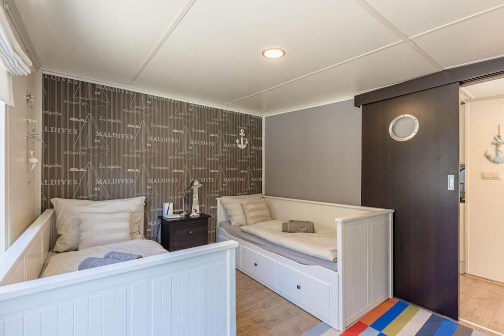 Ocarujuci Houseboat Na Dunaji Bratislava Esterno foto