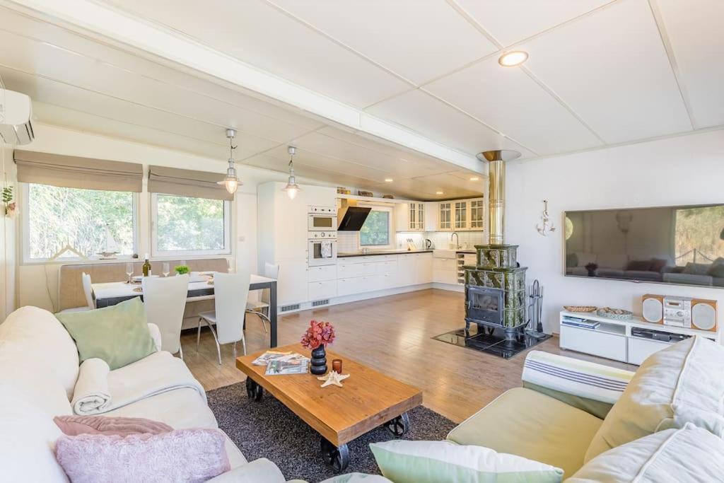 Ocarujuci Houseboat Na Dunaji Bratislava Esterno foto