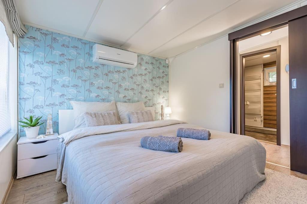 Ocarujuci Houseboat Na Dunaji Bratislava Esterno foto