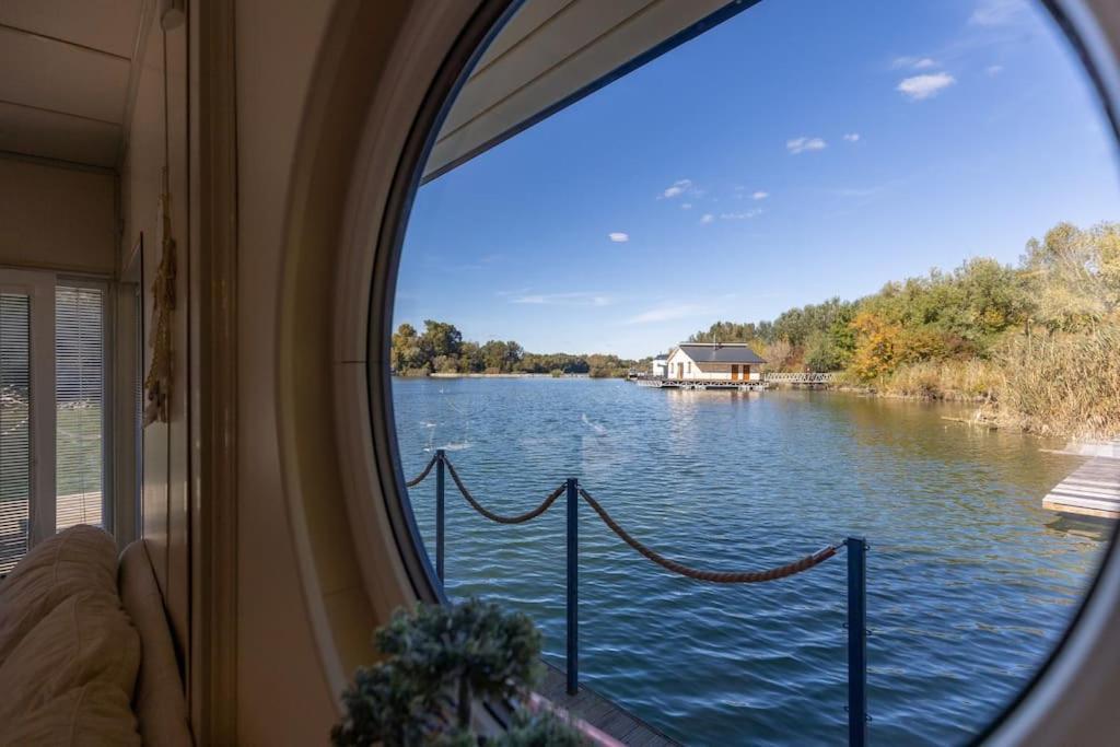 Ocarujuci Houseboat Na Dunaji Bratislava Esterno foto