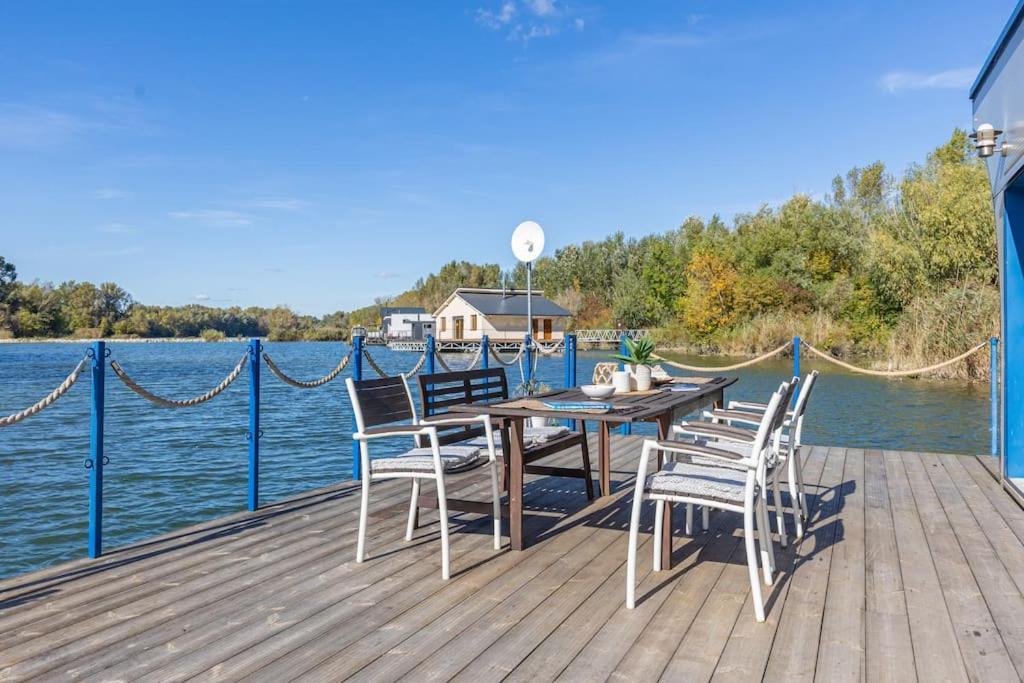 Ocarujuci Houseboat Na Dunaji Bratislava Esterno foto