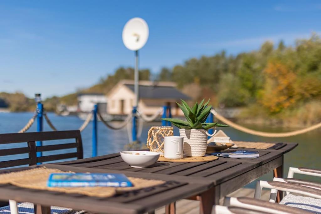 Ocarujuci Houseboat Na Dunaji Bratislava Esterno foto