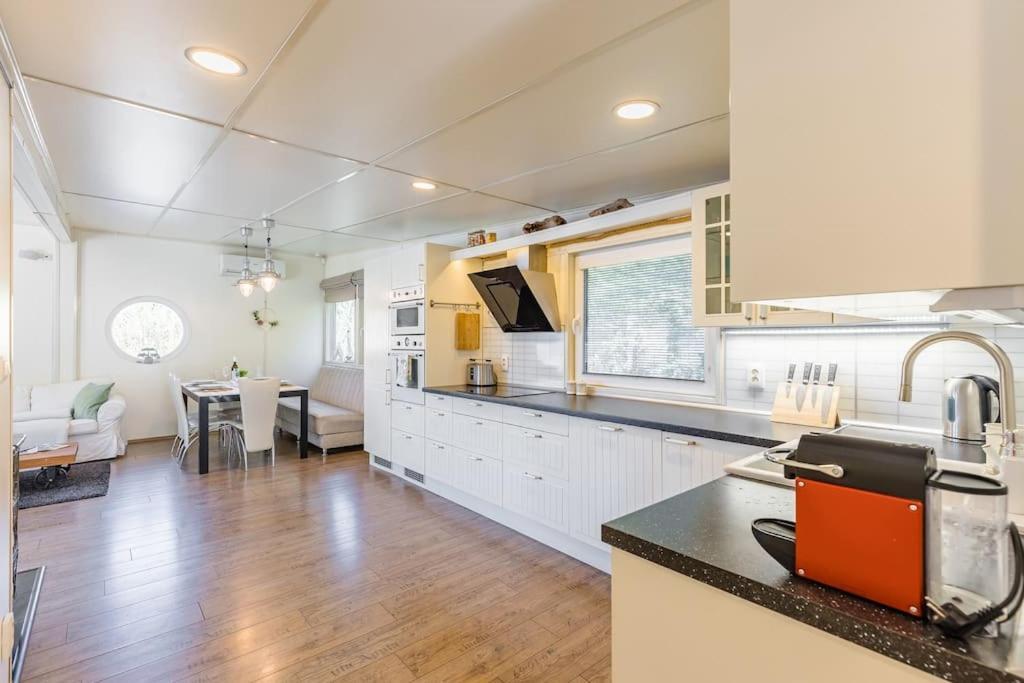 Ocarujuci Houseboat Na Dunaji Bratislava Esterno foto