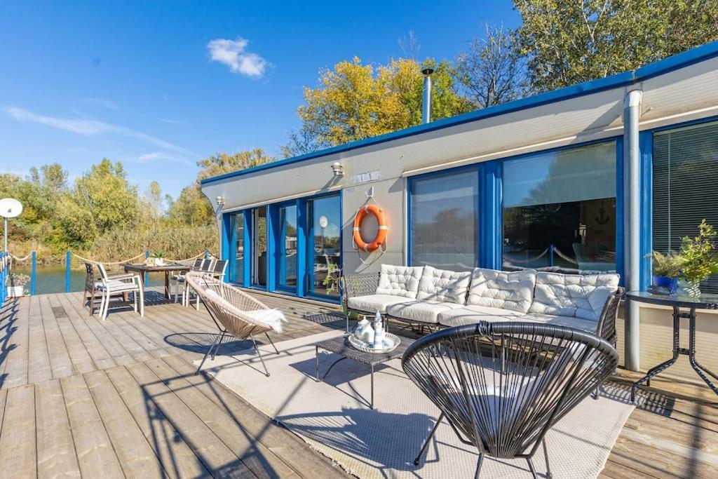 Ocarujuci Houseboat Na Dunaji Bratislava Esterno foto