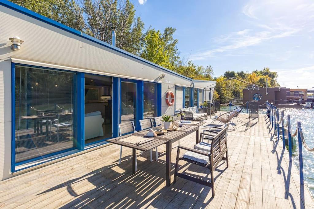 Ocarujuci Houseboat Na Dunaji Bratislava Esterno foto