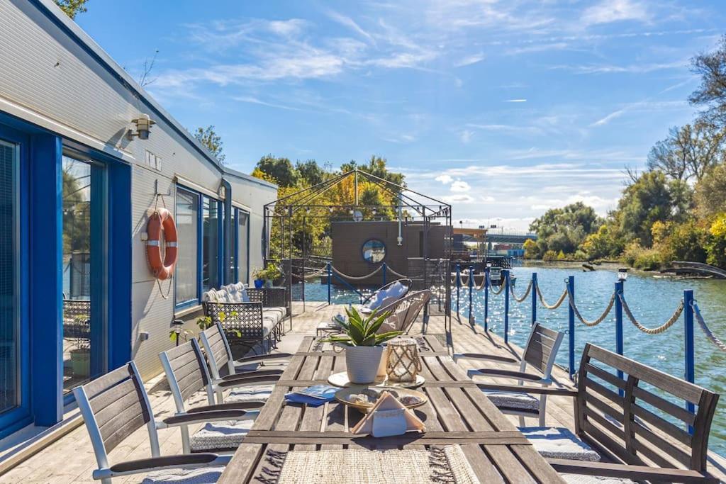 Ocarujuci Houseboat Na Dunaji Bratislava Esterno foto