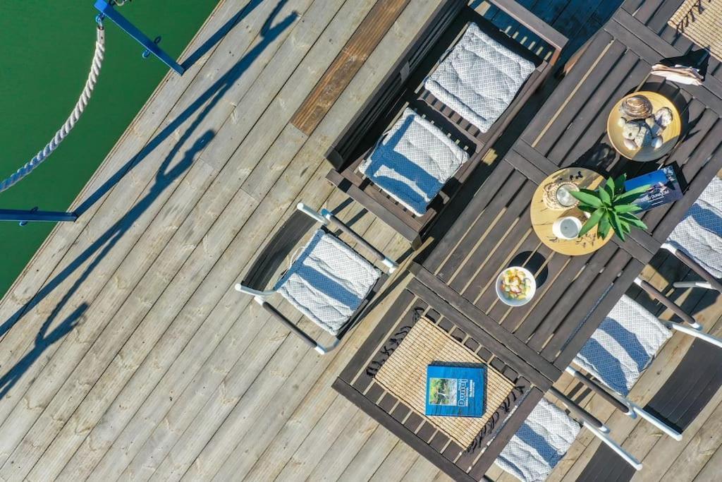 Ocarujuci Houseboat Na Dunaji Bratislava Esterno foto
