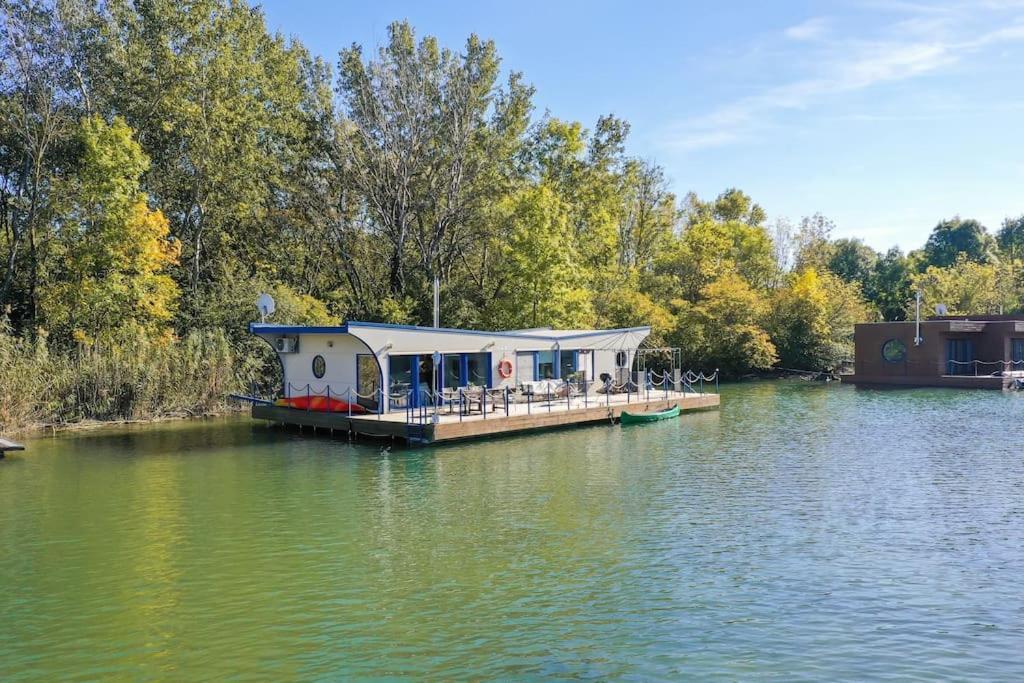 Ocarujuci Houseboat Na Dunaji Bratislava Esterno foto